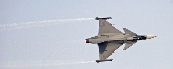 Шведский многоцелевой истребитель четвертого поколения Сааб JAS 39 Грипен во время демонстрационного полета на Международной авиационно-космической выставке Dubai Airshow 2017 - 俄罗斯卫星通讯社