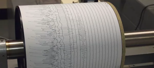 Сейсмограф, фиксирующий землетрясение - 俄羅斯衛星通訊社