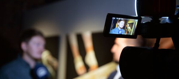 Журналисты общаются с фотокорреспондентом Алексеем Филипповым - 俄罗斯卫星通讯社