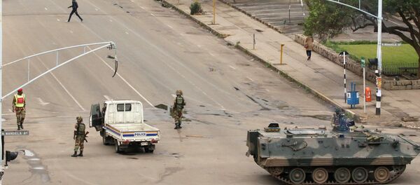 津巴布韋某部隊的一支裝甲車隊在哈拉雷 津巴布韋某部隊的一支裝甲車隊在哈拉雷 - 俄羅斯衛星通訊社