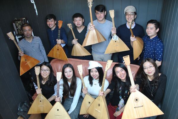 “灰摩卡”組織的巴拉萊卡體驗課 - 俄羅斯衛星通訊社