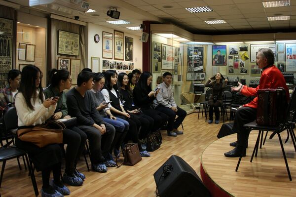 “灰摩卡”第一次線下活動 -- 參觀莫斯科傳統手風琴博物館 - 俄羅斯衛星通訊社