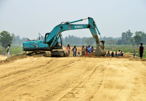 考虑到尼泊尔的地理位置、对外联络、贸易关系,尼泊尔的政治一向都是在中国和印度之间求平衡的政治。因此平衡政治在这里也可能起到了自己的作用。 考虑到尼泊尔的地理位置、对外联络、贸易关系,尼泊尔的政治一向都是在中国和印度之间求平衡的政治。因此平衡政治在这里也可能起到了自己的作用。 - 俄罗斯卫星通讯社