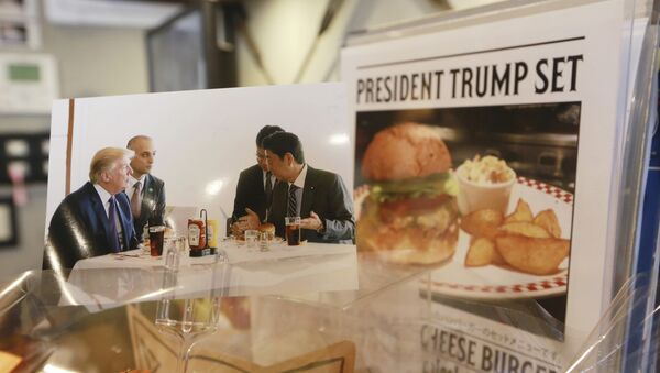 日本餐厅老板因出售特朗普在访问时吃过的汉堡发财 - 俄罗斯卫星通讯社