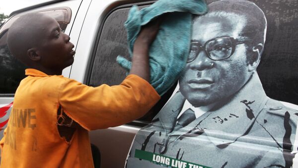 Мальчик моет микроавтобус с изображением президента Зимбабве Роберта Мугабе на стекле ф Хараре - 俄罗斯卫星通讯社