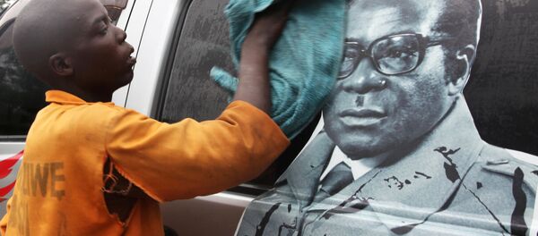 Мальчик моет микроавтобус с изображением президента Зимбабве Роберта Мугабе на стекле ф Хараре - 俄罗斯卫星通讯社