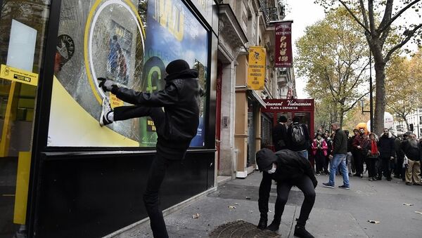 法國民眾巴黎遊行反對馬克龍 沿路搗毀銀行 - 俄羅斯衛星通訊社
