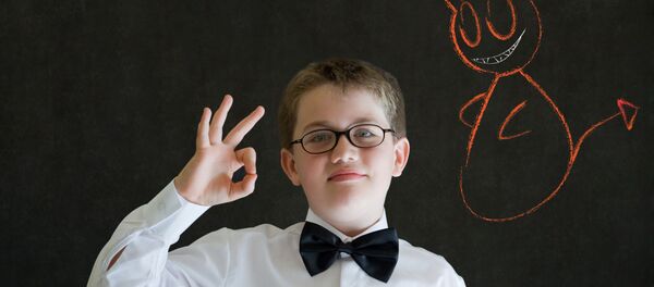 Школьник на фоне нарисованного чертенка - 俄罗斯卫星通讯社