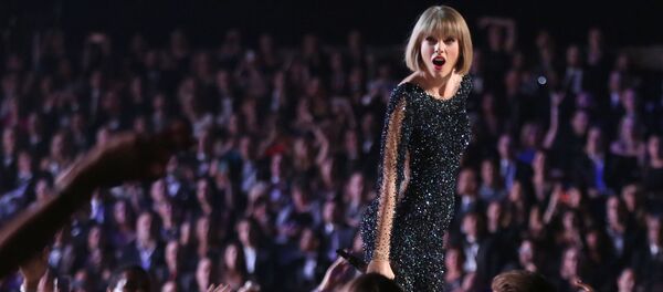 霉霉不滿歌曲版權被比伯花3億收入囊中 兩人掀起網絡論戰 - 俄羅斯衛星通訊社