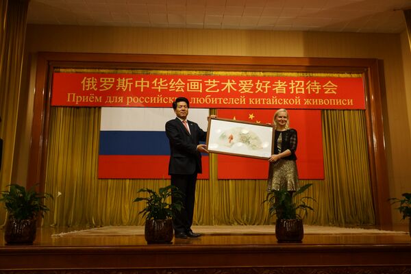 中國駐俄大使館獲贈畫作 - 俄羅斯衛星通訊社