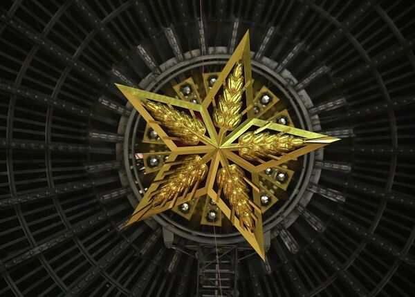 莫斯科克里姆林宫五角星复制品被悬挂在全俄國家經濟成就展宇宙馆穹顶 莫斯科克里姆林宫五角星复制品被悬挂在全俄國家經濟成就展宇宙馆穹顶 - 俄罗斯卫星通讯社