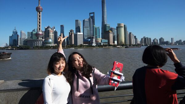 Горожане на набережной Вайтань в Шанхае - 俄罗斯卫星通讯社