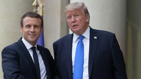 Президент США Дональд Трамп (справа) и президент Франции Эммануэль Макрон во время встречи в Париже. - 俄罗斯卫星通讯社