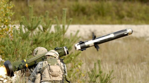 Американские солдаты ведут огонь из переносного противотанкового ракетного комплекса FGM-148 Javelin - 俄罗斯卫星通讯社
