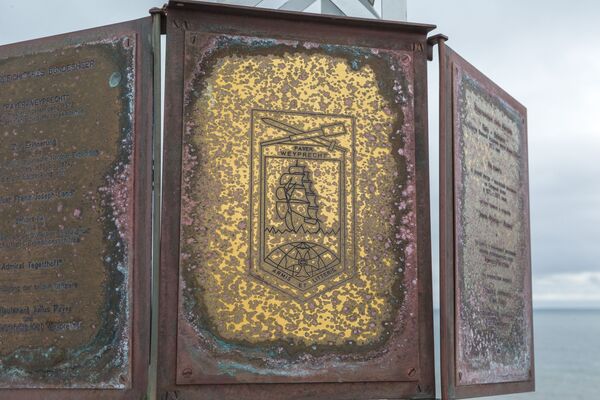 纪念法兰士约瑟夫地群岛霍尔岛特格特霍夫角首批发现者的石碑 - 俄罗斯卫星通讯社