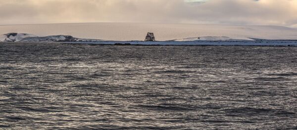 Старинный геодезический знак для ориентирования и привязки к картам на маленьком острове Огора, Национальный парк Русская Арктика - 俄羅斯衛星通訊社