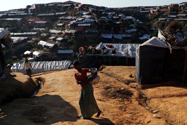 专家认为,现在全世界都在关心缅甸若开邦的罗兴亚问题,当前最重要的也是这一问题的解决。王毅外长此次在内比都与昂山素季会谈过程中,提出了中方的三阶段解决设想,指出罗兴亚问题的症结所在就是贫困,贫困和发展滞后往往会导致暴力和冲突。 专家认为,现在全世界都在关心缅甸若开邦的罗兴亚问题,当前最重要的也是这一问题的解决。王毅外长此次在内比都与昂山素季会谈过程中,提出了中方的三阶段解决设想,指出罗兴亚问题的症结所在就是贫困,贫困和发展滞后往往会导致暴力和冲突。 - 俄罗斯卫星通讯社