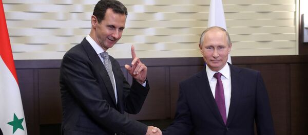 Президент РФ Владимир Путин и президент Сирии Башар Асад (слева) во время встречи - 俄罗斯卫星通讯社
