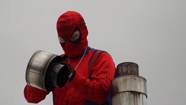 智利“蜘蛛侠”清理烟囱 - 俄罗斯卫星通讯社