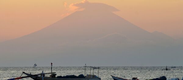 巴厘岛阿贡山火山开始喷发 - 俄罗斯卫星通讯社