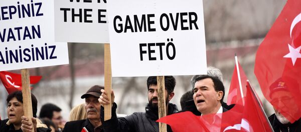 Turkish protestors chant slogans and a man (R) holds a placard reading '''Game over Feto'' Turkish protestors chant slogans and a man (R) holds a placard reading '''Game over Feto'' - 俄羅斯衛星通訊社