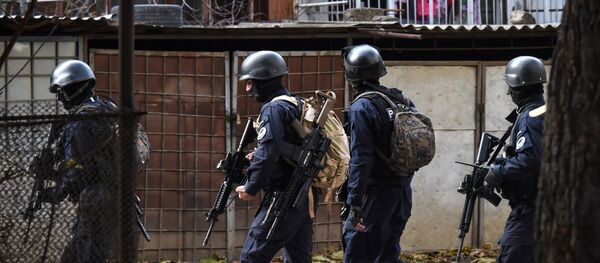 一名男子在格鲁吉亚祖格迪迪市一家银行劫持了人质，他有手榴弹和机关枪，目前正在采取特别行动 - 俄罗斯卫星通讯社