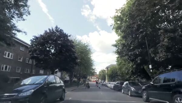 伦敦一过路行人“惩罚”了一名骑摩托车偷走女性包的小偷（视频） - 俄罗斯卫星通讯社