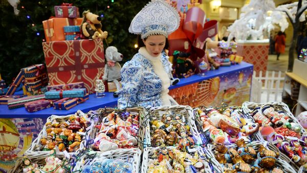 Продажа новогодних сувениров в ГУМе в Москве - 俄罗斯卫星通讯社