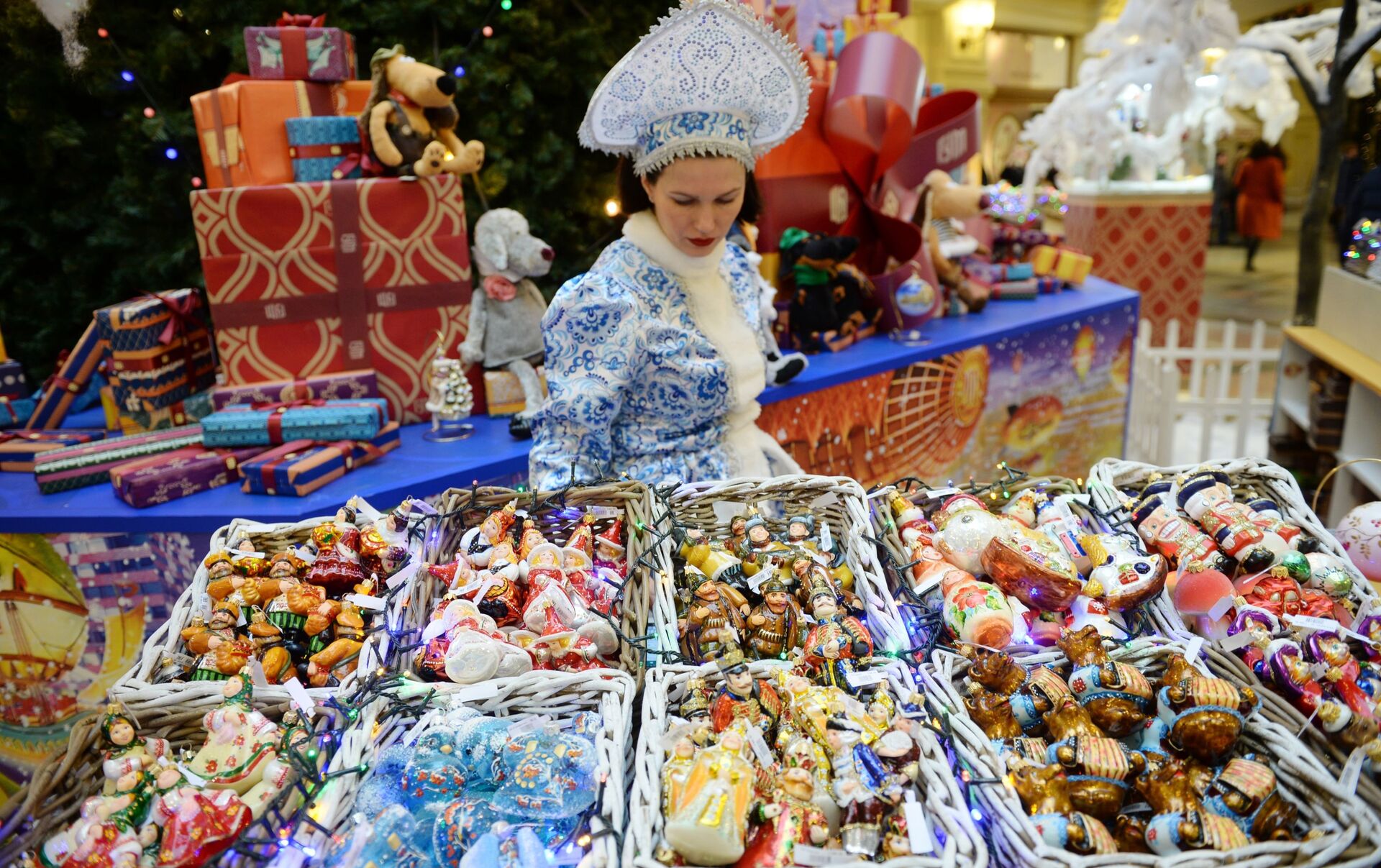 俄罗斯严寒老人与芬兰圣诞老人在两国边界交换礼物与祝福 - 2019年12月18日, 俄罗斯卫星通讯社