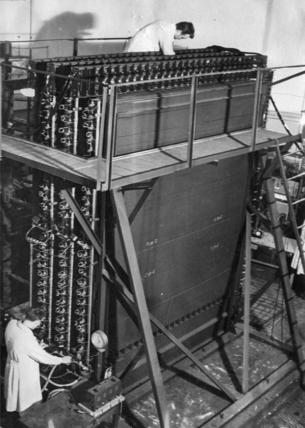 國家核大學人員調整電離熱量計（1964年）。 “鐵”的重量是40噸，因此量熱計的製作和安裝，在被固定在圓形實驗室天花板下的口號下進行：“物理學家必須用身體工作！” - 俄羅斯衛星通訊社