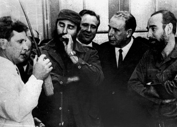 国家核大学核物理系副教授阿·阿·波利亚科夫（左）在古巴共和国领导层在场的情况下发布了为国家设计的亚临界台架（1968年）。 - 俄罗斯卫星通讯社