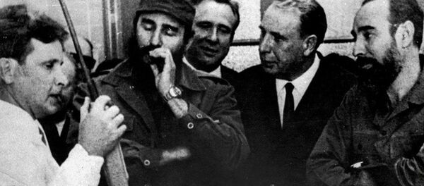 國家核大學核物理系副教授阿·阿·波利亞科夫（左）在古巴共和國領導層在場的情況下發佈了為國家設計的亞臨界台架（1968年）。 - 俄羅斯衛星通訊社