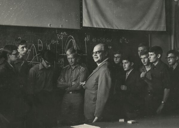 诺贝尔物理学奖获得者尼古拉·根纳季耶维奇·巴索夫，1950年国家核大学的毕业生，和大学生在一起，1960年代。 - 俄罗斯卫星通讯社