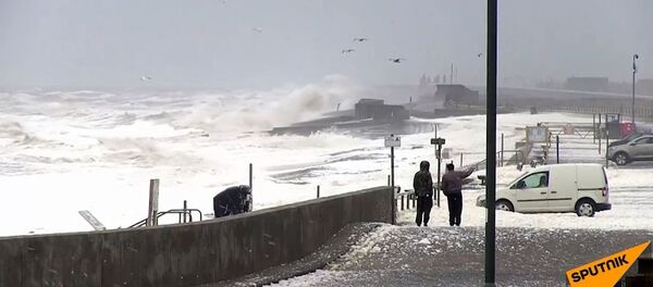 海浪泡沫覆盖英国海岸（视频） - 俄罗斯卫星通讯社