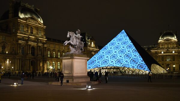 Images are projected onto the Louvre Pyramid in Paris at night - 俄罗斯卫星通讯社