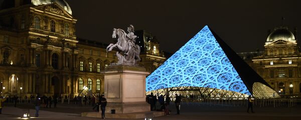 Images are projected onto the Louvre Pyramid in Paris at night  - 俄羅斯衛星通訊社