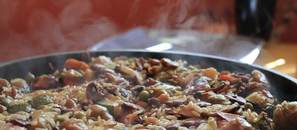 Приготовление еды на сковороде - 俄罗斯卫星通讯社