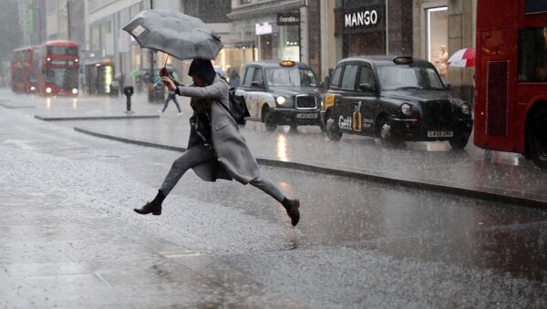 倫敦女孩雨中跳水坑 - 俄羅斯衛星通訊社