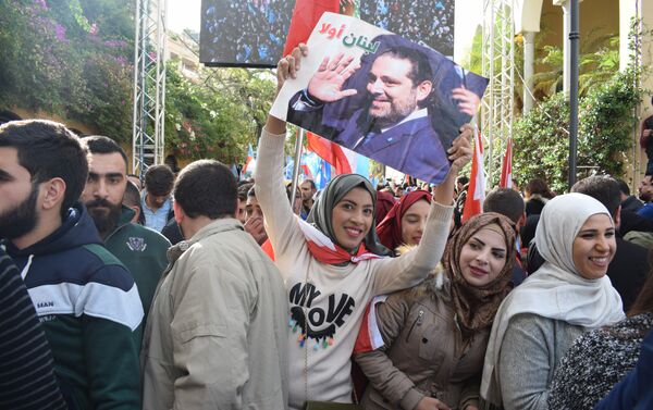 黎巴嫩獨立日當天，數千名黎巴嫩總理薩阿德·哈里里的支持者來到他位於貝魯特的官邸，慶祝他從沙特阿拉伯回國。 - 俄羅斯衛星通訊社