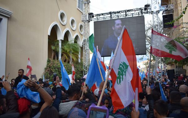 黎巴嫩獨立日當天，數千名黎巴嫩總理薩阿德·哈里里的支持者來到他位於貝魯特的官邸，慶祝他從沙特阿拉伯回國。 - 俄羅斯衛星通訊社