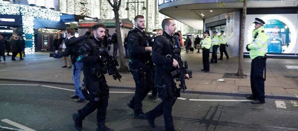 Armed police officers walk along Oxford Street, London - 俄羅斯衛星通訊社