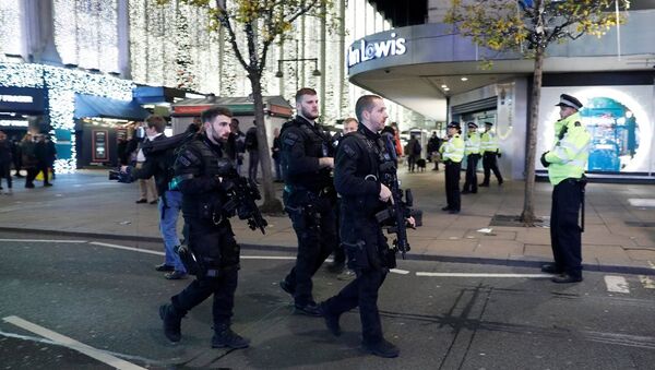 Armed police officers walk along Oxford Street, London - 俄罗斯卫星通讯社