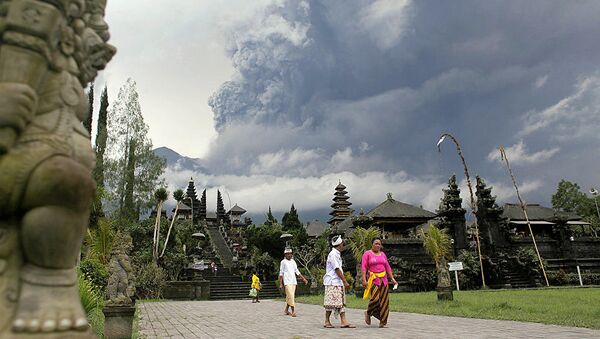 印尼巴厘岛阿贡火山爆发  火山灰柱高达2000米 - 俄罗斯卫星通讯社