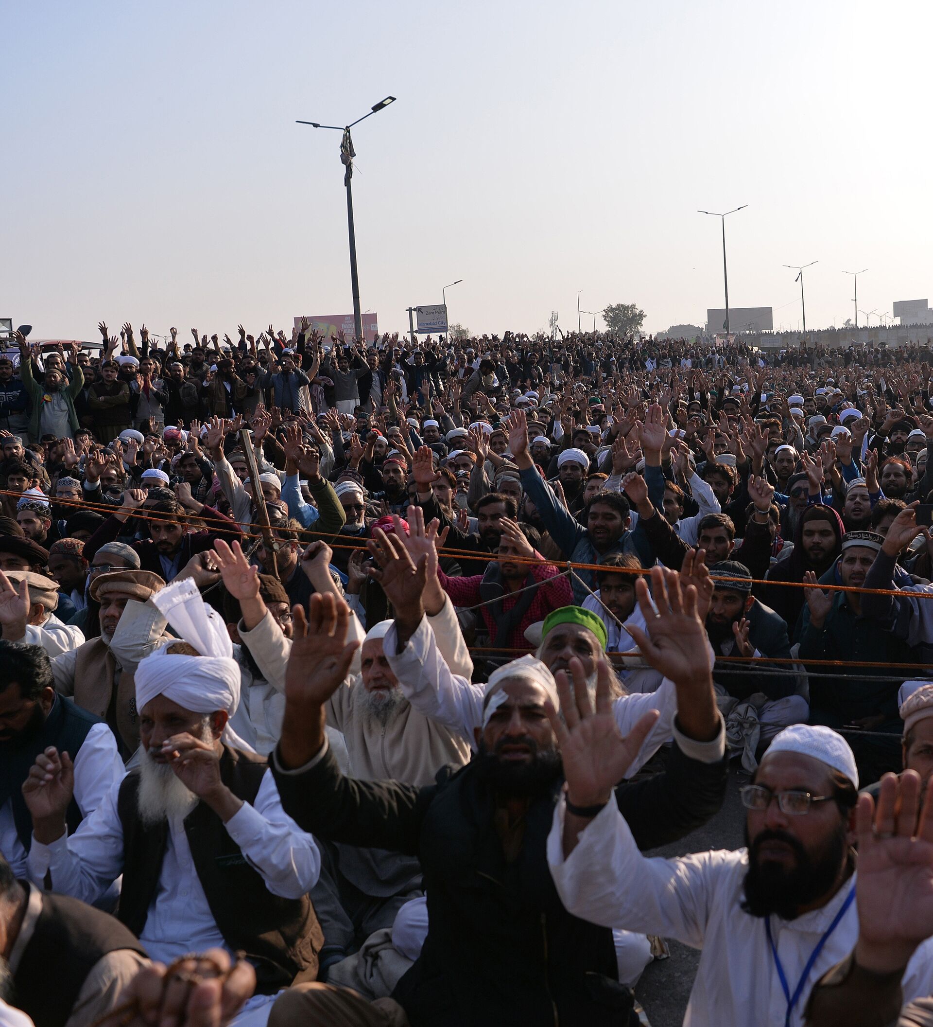 胡仕胜：巴基斯坦多地爆发大规模示威 抗议前总理伊姆兰·汗遇袭_凤凰网视频_凤凰网