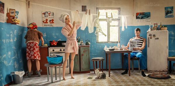 公寓里居民們公用廚房、浴室和廁所。圖中為芭比在廚房晾衣服。 - 俄羅斯衛星通訊社