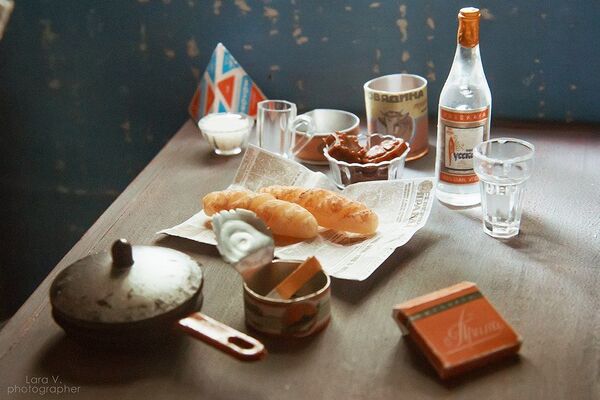 摄影师制作的微型食物：鱼罐头、牛肉罐头、面包、普瑞玛（Prima）香烟和“俄罗斯”牌伏特加。 - 俄罗斯卫星通讯社