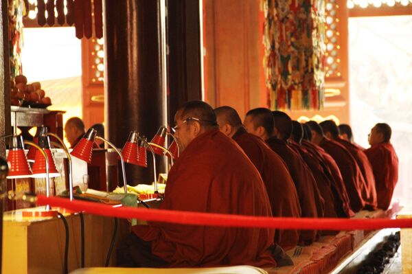 中國國家宗教事務局日前聯合11部門下發文件,禁止佛教道教活動場所開展商業活動。四川大學道教與宗教文化研究所教授詹石窗接受俄羅斯衛星通訊社採訪時指出,文件並非針對宗教,而是用來打擊那些借宗教活動盈利的騙子。 中國國家宗教事務局日前聯合11部門下發文件,禁止佛教道教活動場所開展商業活動。四川大學道教與宗教文化研究所教授詹石窗接受俄羅斯衛星通訊社採訪時指出,文件並非針對宗教,而是用來打擊那些借宗教活動盈利的騙子。 - 俄羅斯衛星通訊社