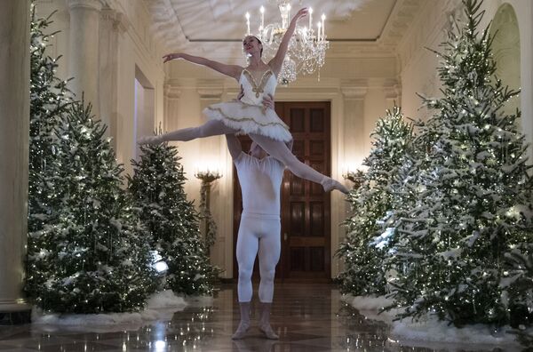 Балетные танцоры во время исполнения сцены из Щелкунчика в Белом доме - 俄羅斯衛星通訊社