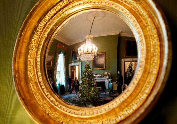Отражение Зеленой комнаты Белого дома в рождественском убранстве в зеркале - 俄罗斯卫星通讯社