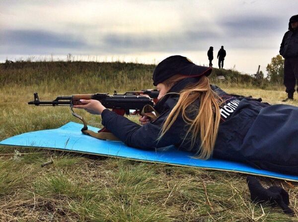 开始在警局工作之前，必须学会使用各式各样的武器，包括马卡洛夫手枪和卡拉什尼科夫突击步枪（AK47） - 俄罗斯卫星通讯社